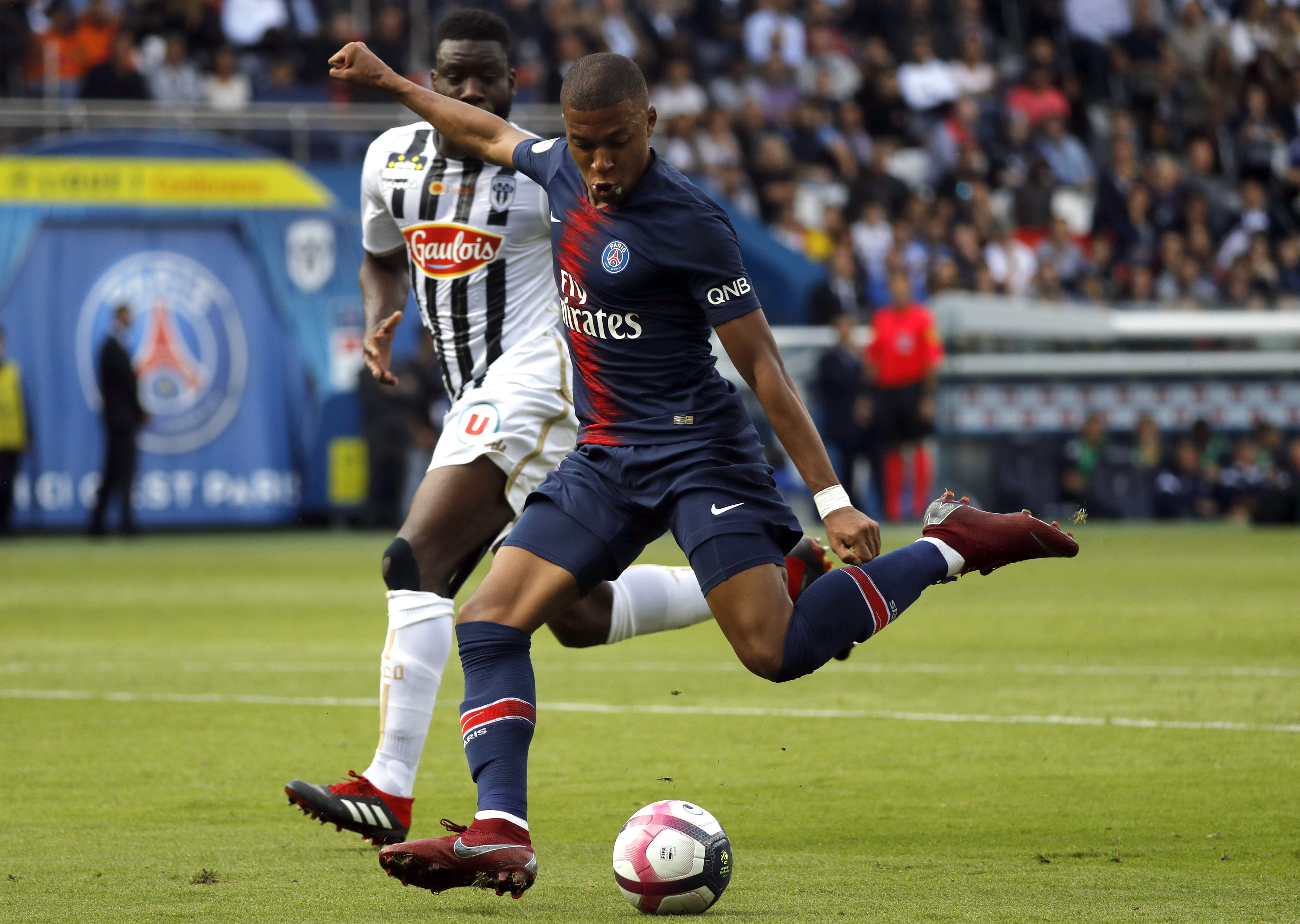 昂热队在法国足球联赛中大获全胜