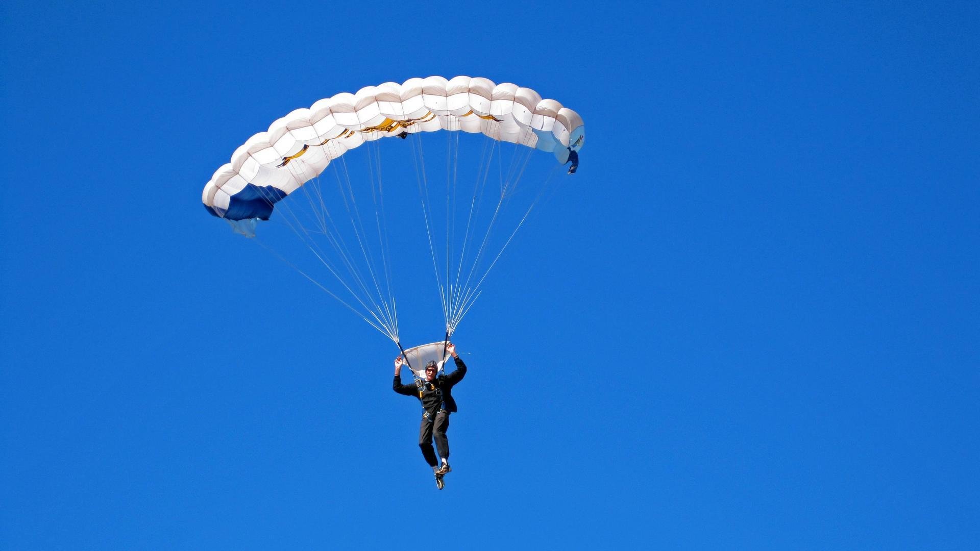 铁血76人锁死雄鹿，西亚卡姆成破局关键先生